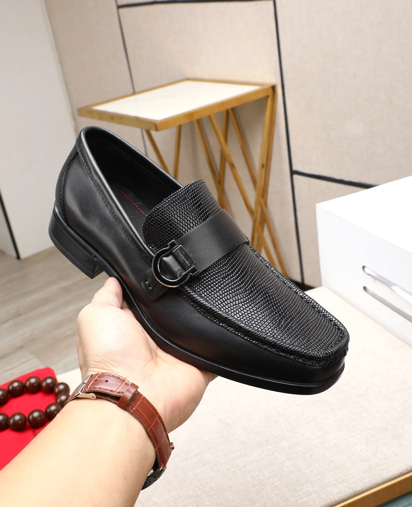Men's clothing and shoes 💰700📛📛High-end goods! Salvatore Ferragamo is the world's top luxury footwear brand. It comes from Italy, the kingdom of fashion. It is famous all over the world for its traditional handmade design and novel styles... 🚶🏻🚶🏻 Top-quality suit shoes are sold simultaneously at the counter. This style is purely handmade. The fabric is imported Italian calfskin➕soft water-dyed cowhide lining. Specially available with original deep rubber outsole🌀🌀Size: 38➖44